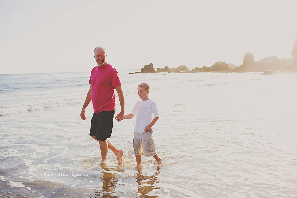 Extended family beach session Corona del Mar beach. Orange County family photographer Beach session. Orange County, los angeles, san diego, inland empire family children kids couples senior photographer